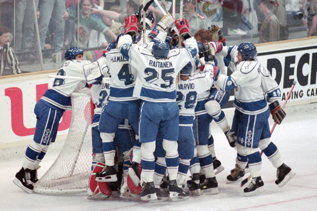 Leijonat juhlii MM-välierän voittoa 9. toukokuuta 1992. Kasan keskellä on välieräottelussa Tshekkoslovakian pysäyttänyt maalivahti Markus Ketterer. Kuva: Lehtikuva