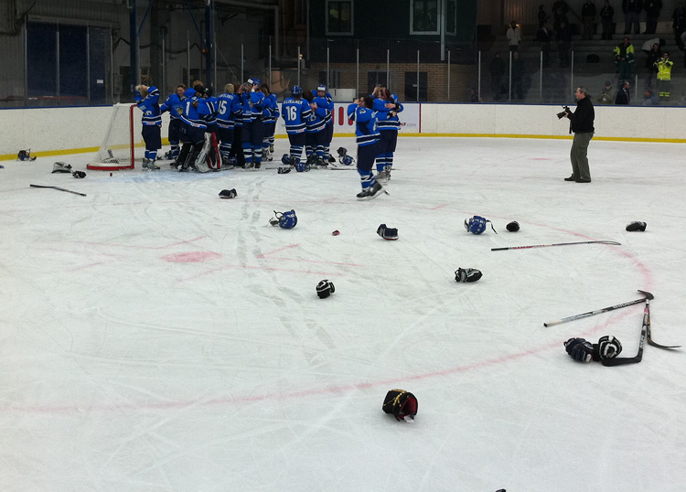 Tyttöleijonien mitalijuhlaa! Kuva: Risto Pakarinen n18_juhlakuva_750px_ristop.jpg